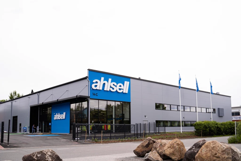Ahlsellin myymälä- ja varastorakennus Tampereen Nekalassa