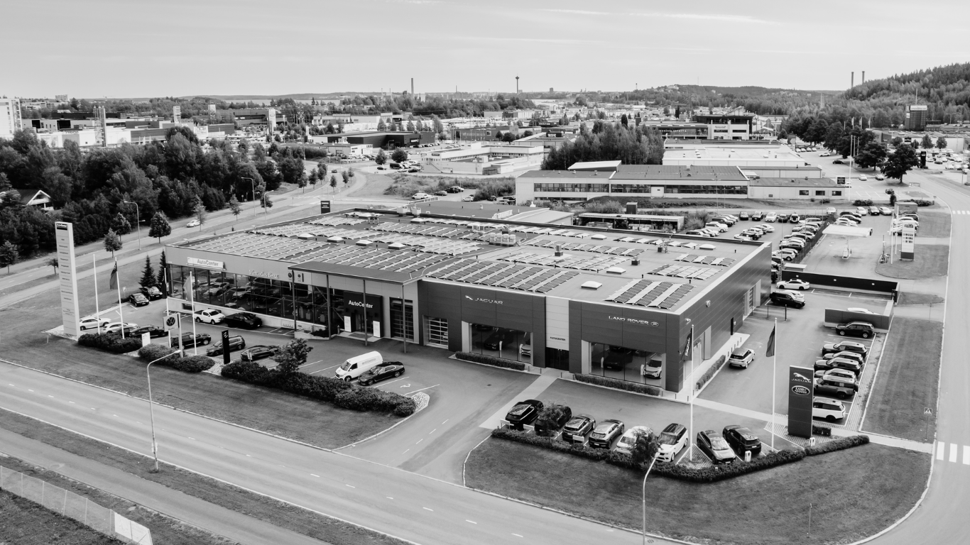 Mustavalkoinen kuva Tampereen AutoCenterin julkisivusta, ilmakuva