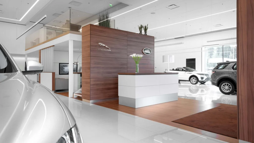 Jaguar Land Roverin myymälän vastaanottotiski ja autonäyttelytila, Tampere